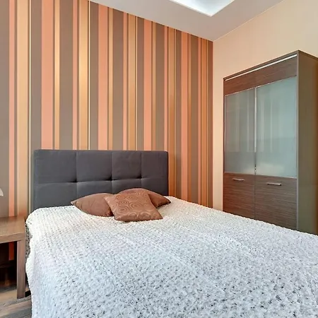 Apartment Golden Szafarnia 6-5 *
